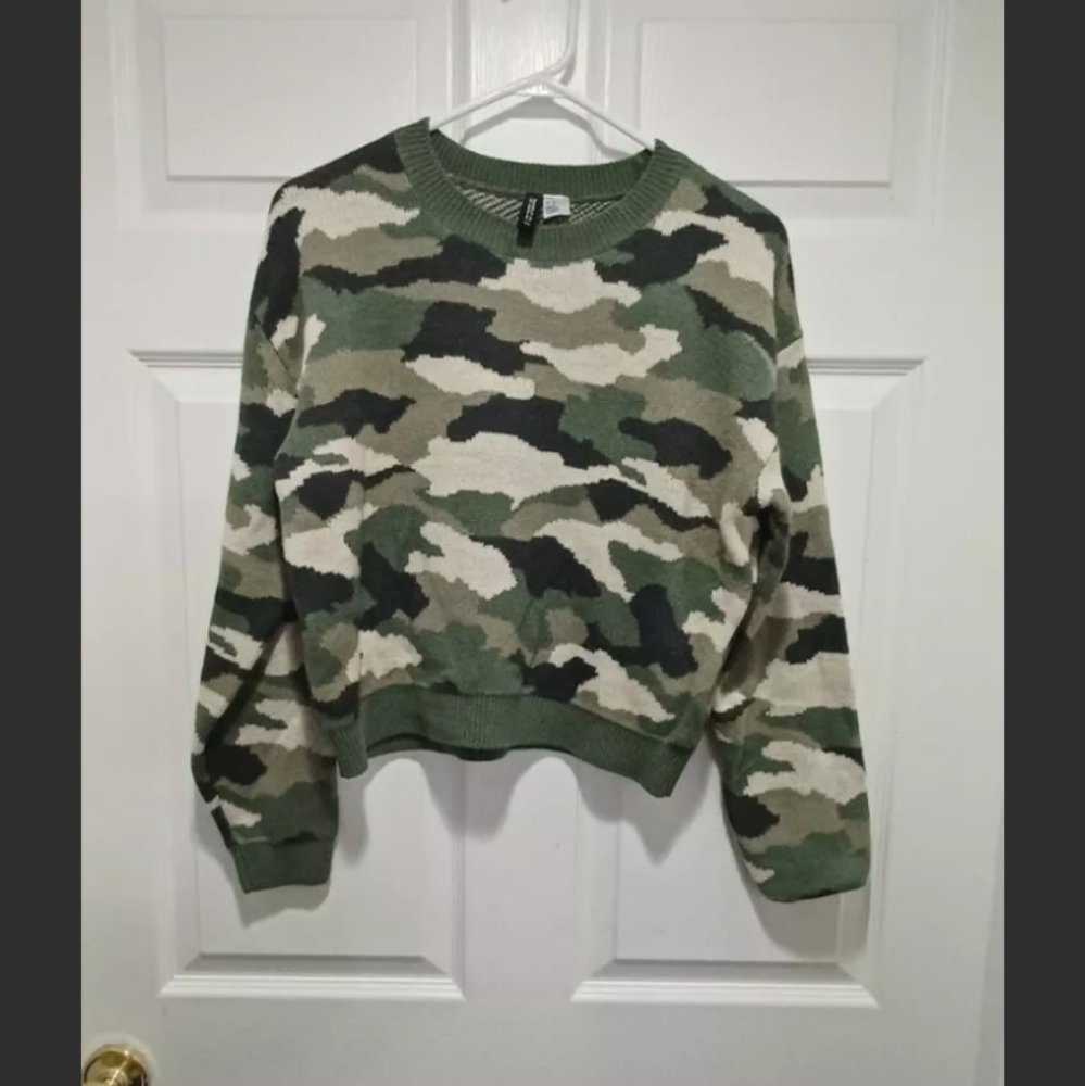 Divided Cropped Green Camouflage Sweater Small